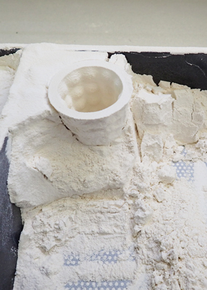 粘土、陶土粉末パウダーの断面ごとに固化させ、全体形状を積層しながら製作