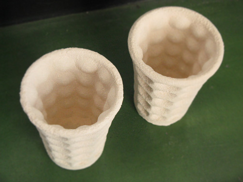 陶土・粘土を３Dプリンター造形し、素焼きした状態のコップ